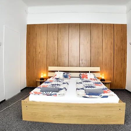 Private For 4, Free Parking, Main Train Station, Walk Everywhere براغ