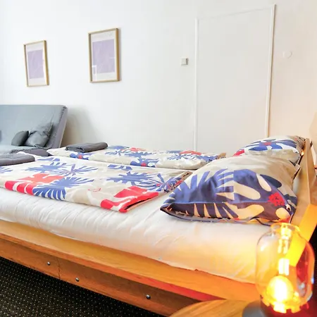 Private For 4, Free Parking, Main Train Station, Walk Everywhere براغ