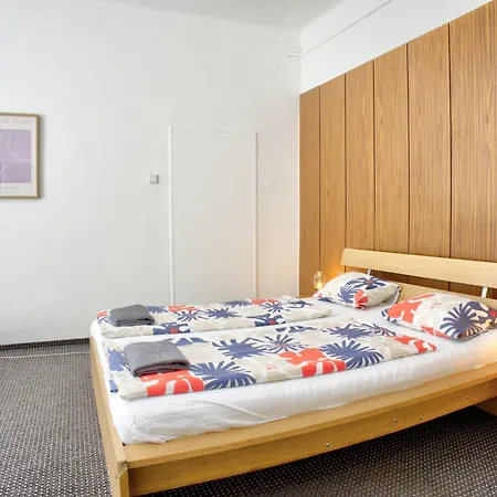 Private For 4, Free Parking, Main Train Station, Walk Everywhere