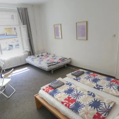 Private For 4, Free Parking, Main Train Station, Walk Everywhere براغ