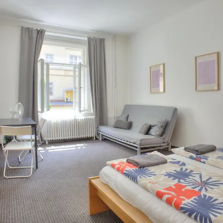 Private For 4, Free Parking, Main Train Station, Walk Everywhere بيت ضيافة براغ
