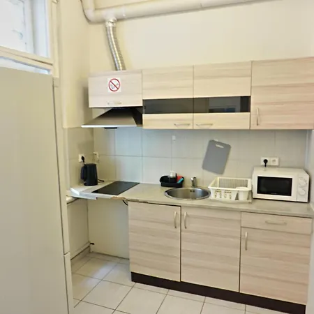 Private For 4, Free Parking, Main Train Station, Walk Everywhere بيت ضيافة